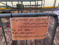 Spielfeld/Österreich: beheizbares Zelt für die Flüchtlinge mit der Aufforderung keinen Müll wegzuwerfen. Foto: BR | Stephan Ozsváth