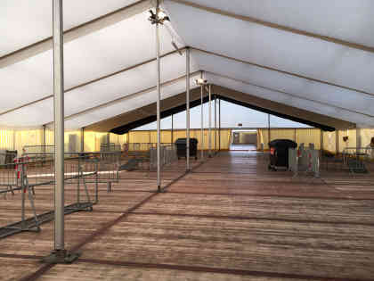 Spielfeld/Österreich: beheizbares Zelt für die Flüchtlinge. Foto: BR | Stephan Ozsváth