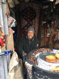 Für Walid Mustafa ist Maroni verkaufen ein Glück und Wien ist seine Traumstadt. Foto: BR | Karla Engelhard
