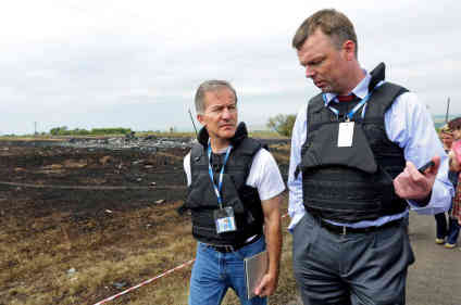 Alexander Hug (re.) - stellvertretender Leiter der OSZE-Beobachtermission in der Ukraine - bei Untersuchungen an der Absturzstelle der Boing 777 von Malaysia Airlines in der Ostukraine (Juli 2014). Foto: picture alliance | dpa