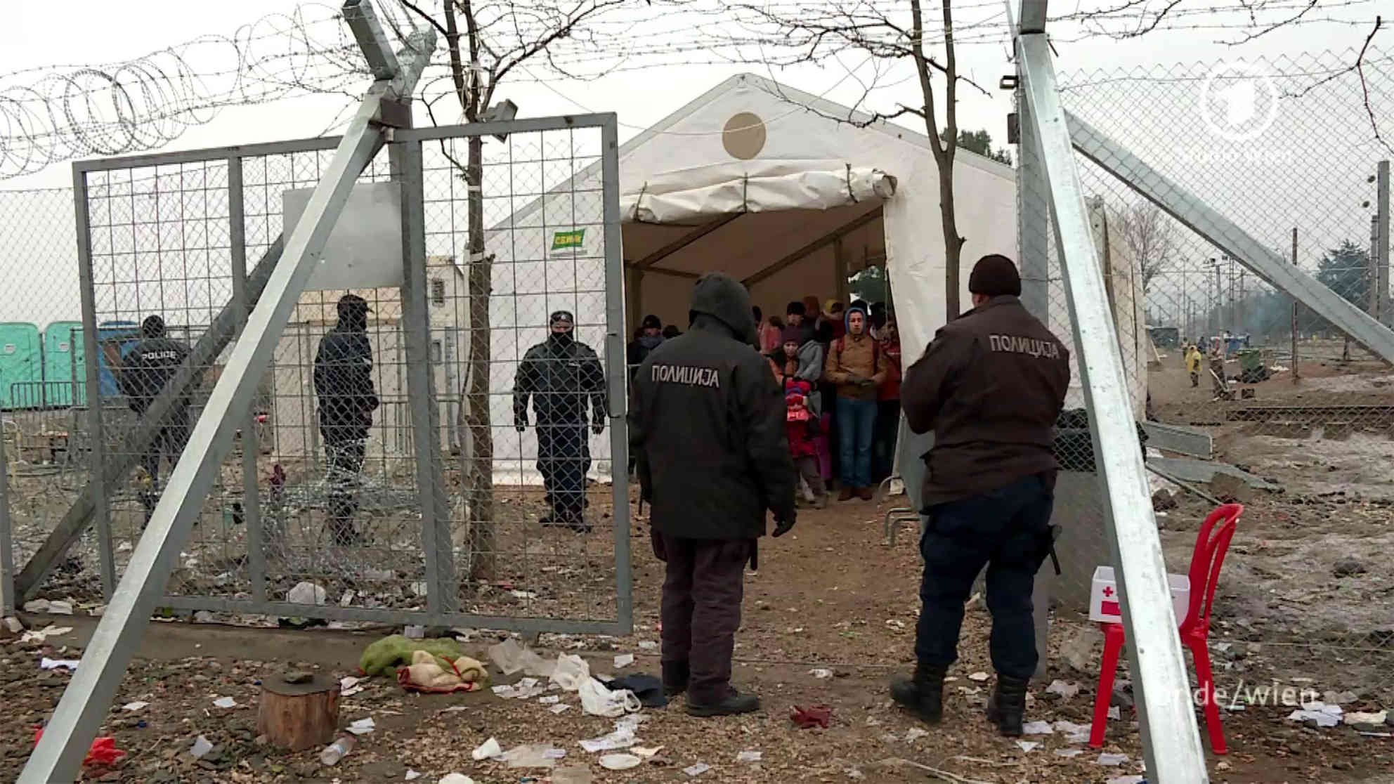 Menschen warten darauf aus dem Flüchtlingslager im mazedonischen Gevgelija mit dem Zug weiterreisen zu dürfen. Bild: BR