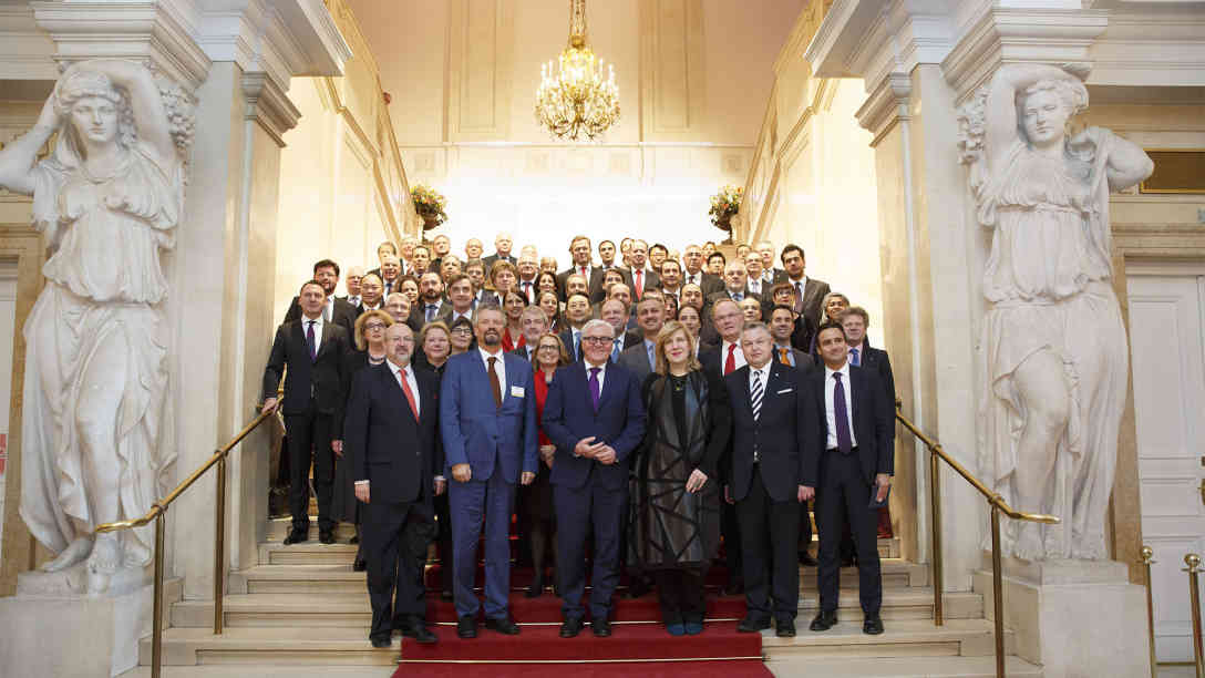 Bundesaussenminister Frank-Walter Steinmeier steht am 14.01.2016 als neuer Vorsitzender der Organisation für Sicherheit und Zusammenarbeit in Europa (OSZE) mit den Botschaftern der Mitgliedsländer für ein Gruppenfoto zusammen in der Hofburg in Wien. Foto: picture-alliance/dpa