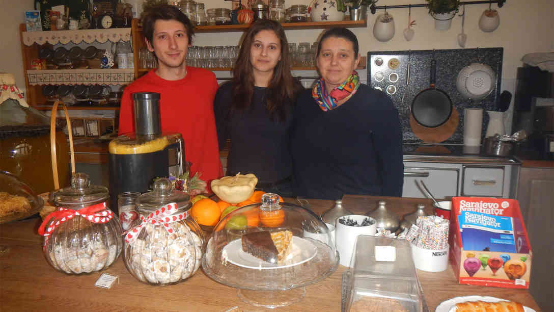 Snjezana Nezirovic (re.) mit ihren Kindern Amir und Lejla in ihrem Café 