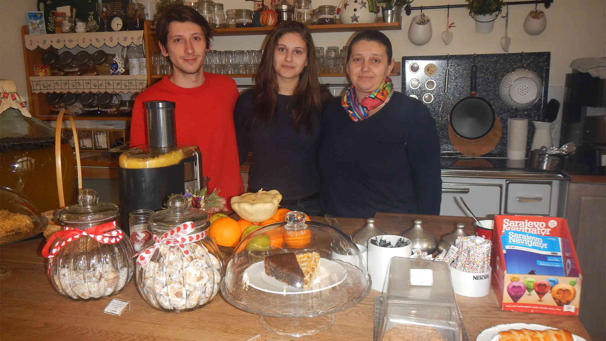 Snjezana Nezirovic (re.) mit ihren Kindern Amir und Lejla in ihrem Café 