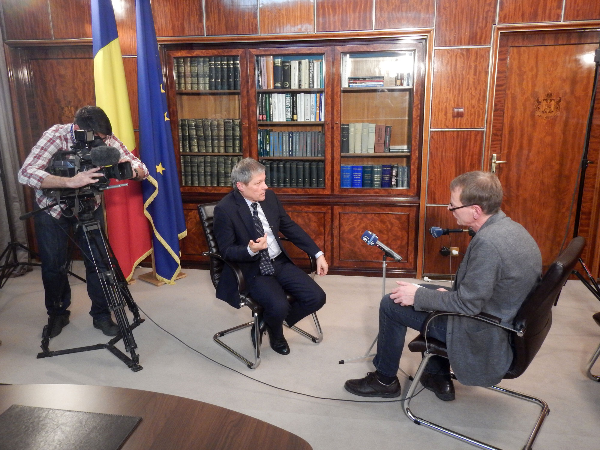 Dacian Ciolos mit ARD-Korrespondent Ralf Borchard beim Interview in Bukarest. Foto: BR | Herbert Gruenwald