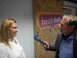 Chief Marketing Officer Irina Scarlat im Gespräch mit ARD-Korrespondent Ralf Borchard. Foto: BR | Herbert Gruenwald