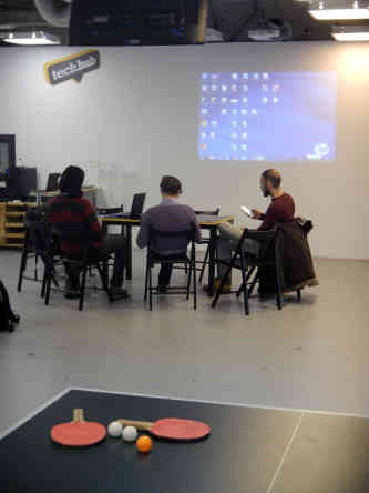 Ganz nach den Vorbildern aus dem Silicon Valley kann man sich auch bei Tech Hub seinen Arbeitsalltag mit Tischtennis und Playstation angenehmer gestalten. Foto: BR | Herbert Gruenwald