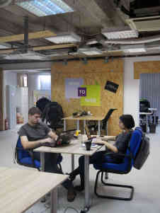 Offene Arbeitsatmosphäre im 1000 qm Großraumbüro. Foto: BR | Herbert Gruenwald