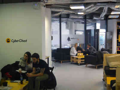 Mitarbeiter von Start-ups wie Cyber Ghost tauschen sich mit anderen Gründern im Technologiezentrum aus. Foto: BR | Herbert Gruenwald