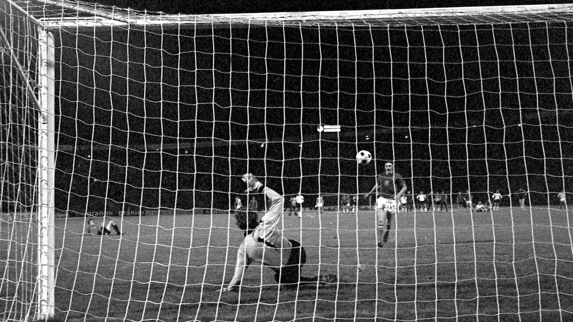 Finale der Europameisterschaft 1976 in Belgrad. Antonin Panenka verlädt Sepp Maier und sichert seinem Land nicht nur den Titel, sondern sich selber auch einen Eintrag in den Geschichtsbüchern. Foto: picture-alliance/dpa