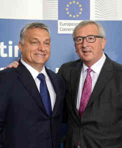 Der ungarische Premierminister Viktor Orban (l) mit dem Präsidenten der Europäischen Kommission Jean-Claude Juncker (r) in Brüssel (25.10.2015). Foto: picture-alliance | dpa