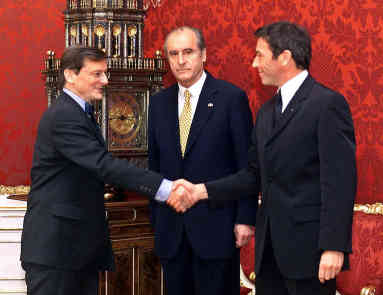Archivbild vom 03.02.2000 - Regierungsbeteiligung FPÖ - Der österreichische Bundespräsident Thomas Klestil (m) in der Wiener Hofburg zusammen mit dem FPÖ-Vorsitzenden Jörg Haider (r) und dem österreichischen Bundeskanzler Wolfgang Schüssel, ÖVP (l). Foto: picture-alliance | dpa