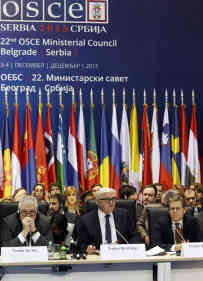 Der deutsche Außenminister Frank-Walter Steinmeier (Mitte) auf dem 22. Ministerrat der OSZE in Serbien (3. - 4. Dez. 2015). Foto: picture alliance | dpa
