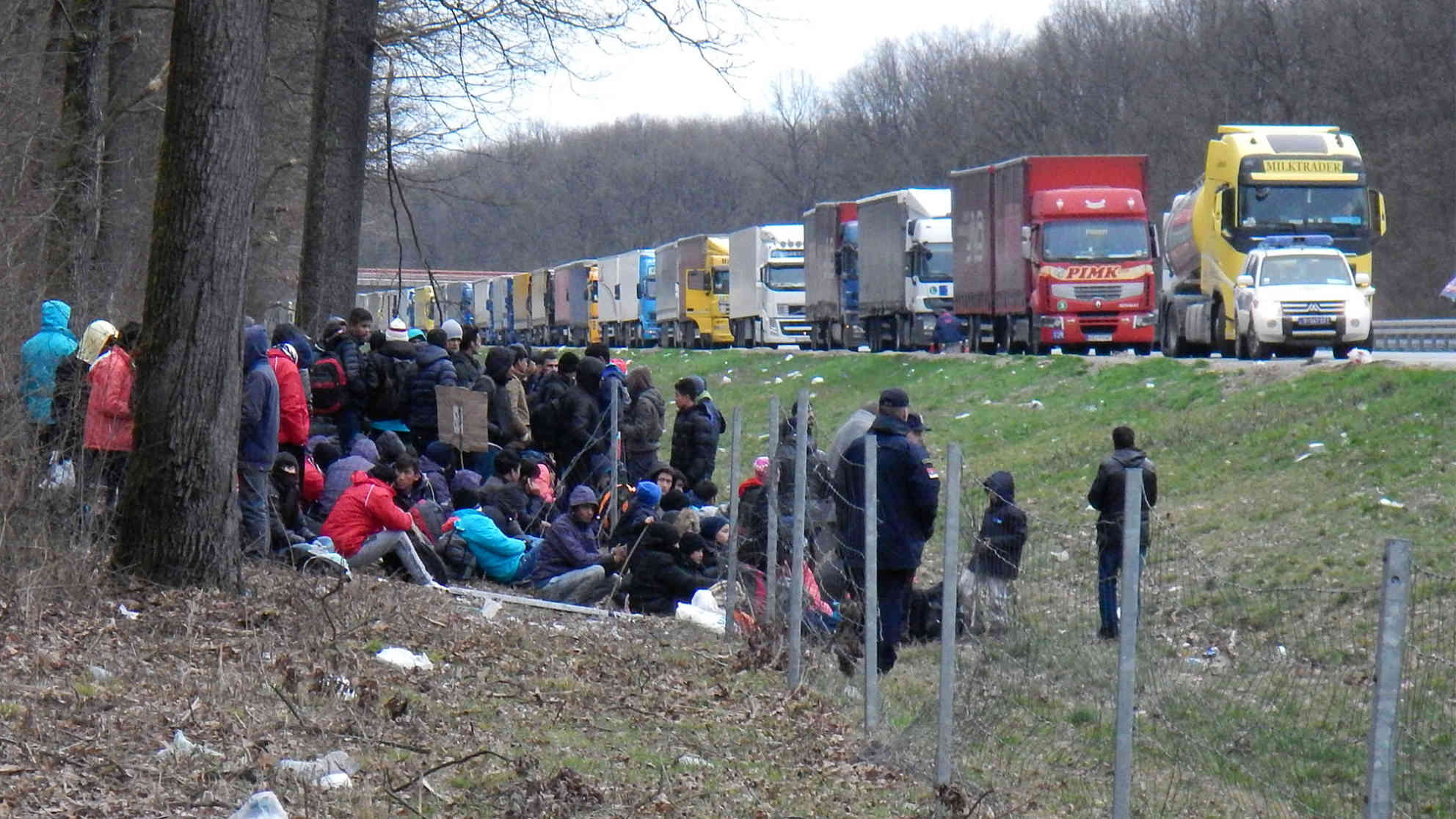 Die serbische Polizei versucht die 100-150 Menschen zählende Gruppe ohne Gewaltanwendung von ihrem Vorhaben abzubringen und mit Bussen in eines der nahegelegenen Flüchtlingsunterkünfte mit Bussen zu transportieren. Foto: BR | Dejan Stefanovic