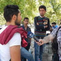 Dejan Stefanovic (re.) - Interview mit Flüchtlingen in Belgrad 2015. Foto: BR | Dejan Stefanovic