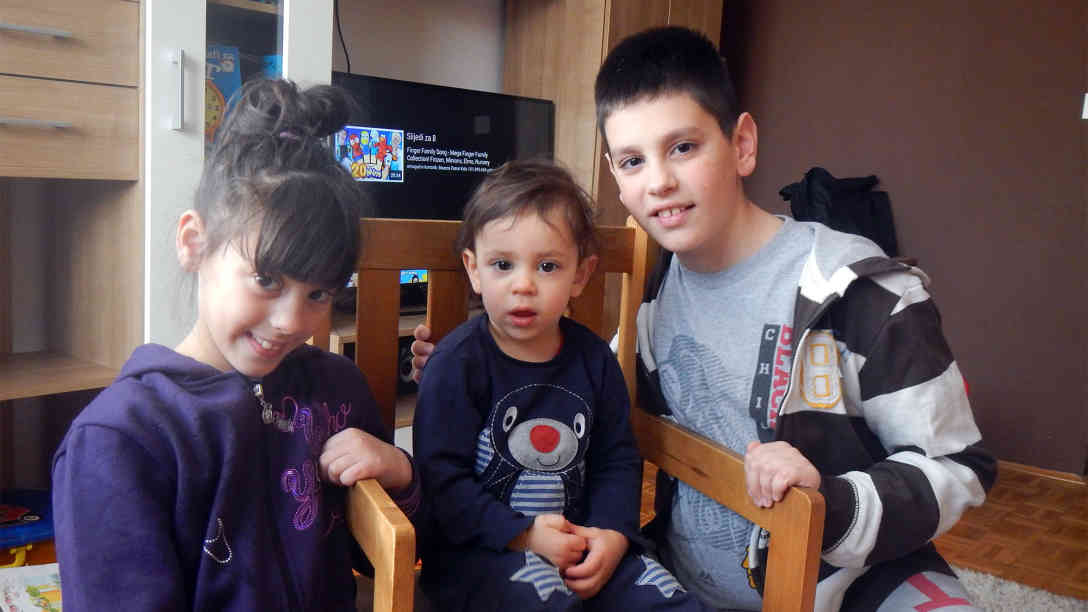 Der einjährige Faruk mit Schwester Lamija (7) und Bruder Tarik (10). Foto: BR | Eldina Jasarevic