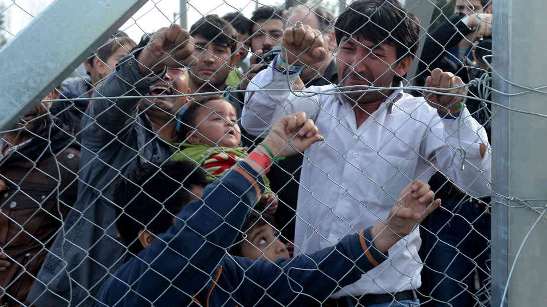 Flüchtlinge aus Afghanistan werden an der griechisch-mazedonischen Grenze nicht mehr durchgelassen. Foto: picture alliance | dpa