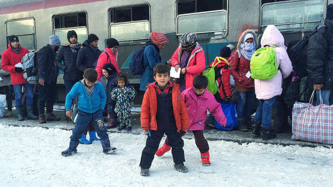 7. Januar 2016 – Ankunft des Flüchtlingszuges aus Slowenien im österreichischen Villach. Vor allem die Kinder sind nach 4 bis 8 Tagen ununterbrochener Fahrt und zahllosen Fußmärschen im Schnee auf der Balkanroute froh, endlich irgendwo anzukommen. Von Villach geht es für sie per Bus weiter an die Deutsche Grenze. Foto: BR | Till Rüger