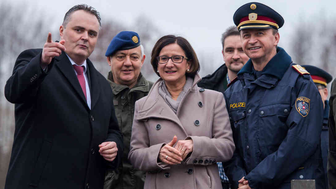 Innenministerin Mikl-Leitner und Verteidigungsminister Doskozil in Spielfeld am 16.02.16. Foto: picture alliance/dpa