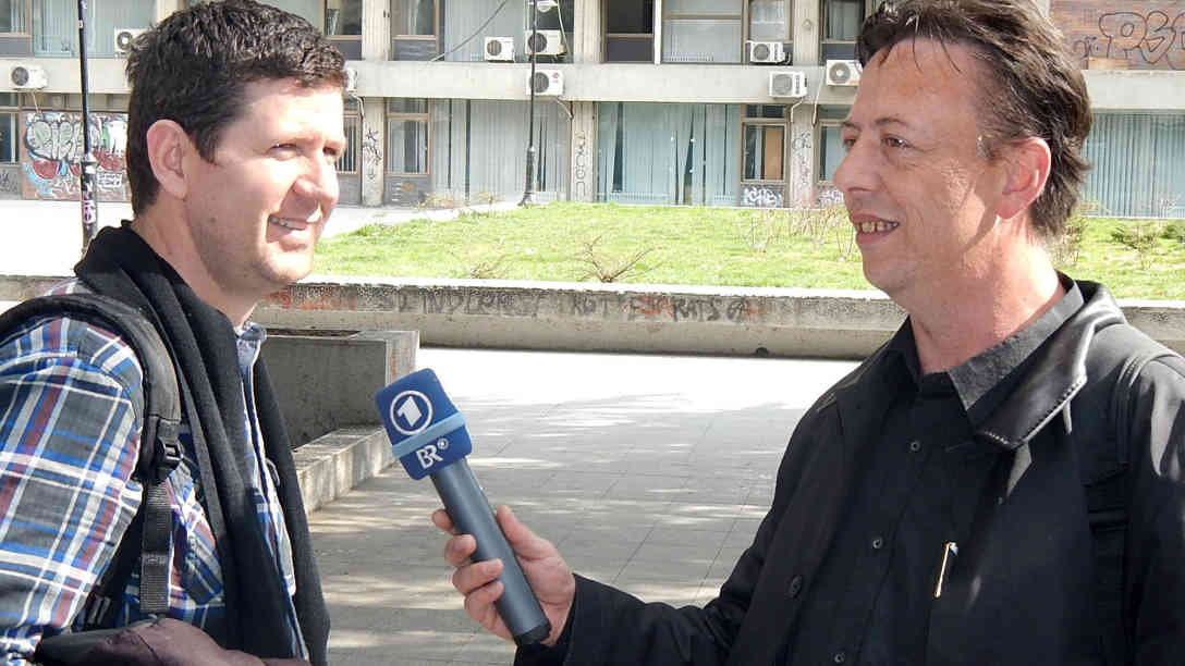 Schaban Bajrami (re.) – Interview mit Naser Selmani von ZNM, dem Journalistenverein Mazedoniens. Foto: BR | Schaban Bajrami