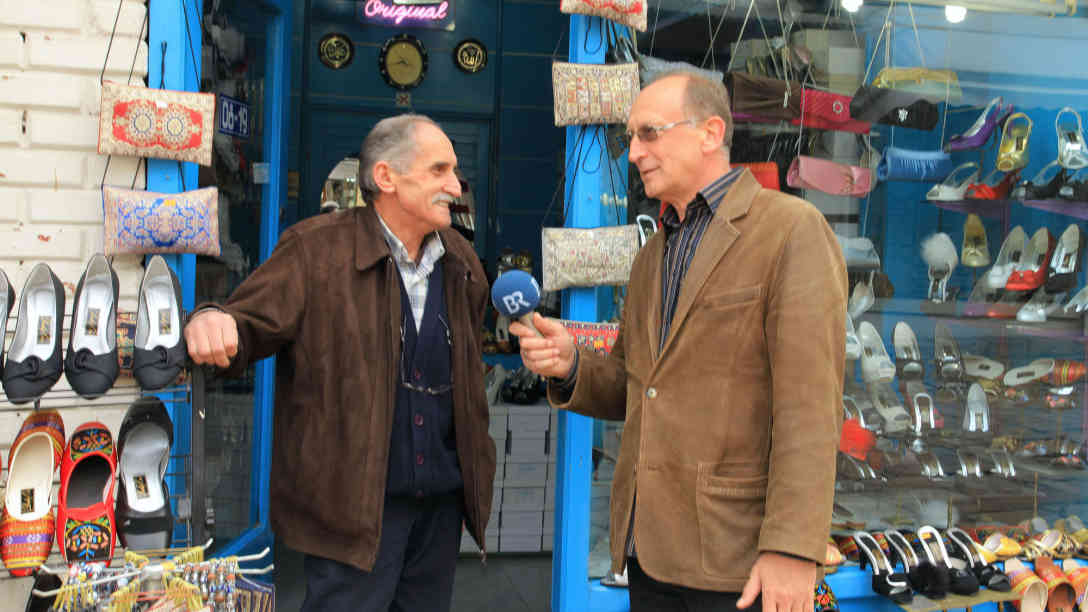 Lyubisha Nikolovski (re.) – Interview mit Shaban Shaban einem Händler im alten Bazar von Skopje. Foto: BR | Lyubisha Nikolovksi