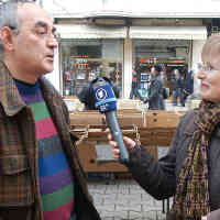 Ekaterina Popova – Interview mit einem Stammkunden in der größten Freiluftbuchhandlung Sofias. Foto: BR | Ekaterina Popova