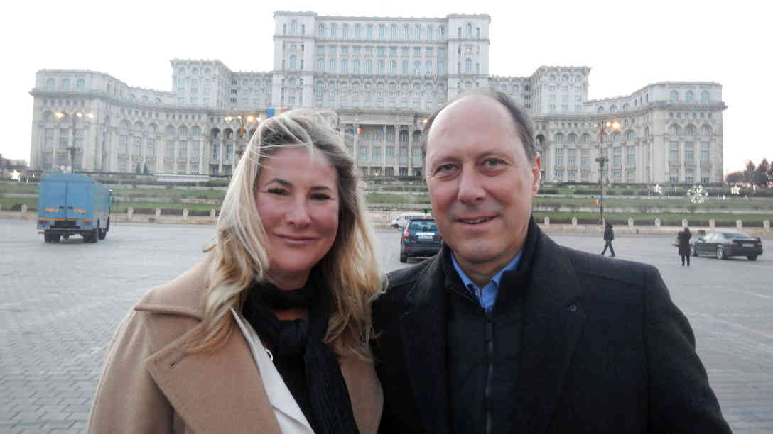 Susanne Glass und Michael Mandlik vor dem Parlamentspalast in Bukarest. Foto: BR