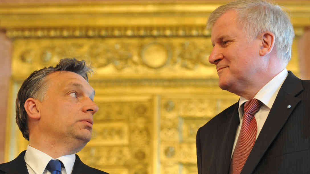 Ungarns Ministerpräsident Viktor Orban empfängt Horst Seehofer am 04.03.2016 in Budapest. Dieses Bild stammt von einem Besuch Orbans in Bayern im Jahr 2012. Foto: picture-alliance | dpa