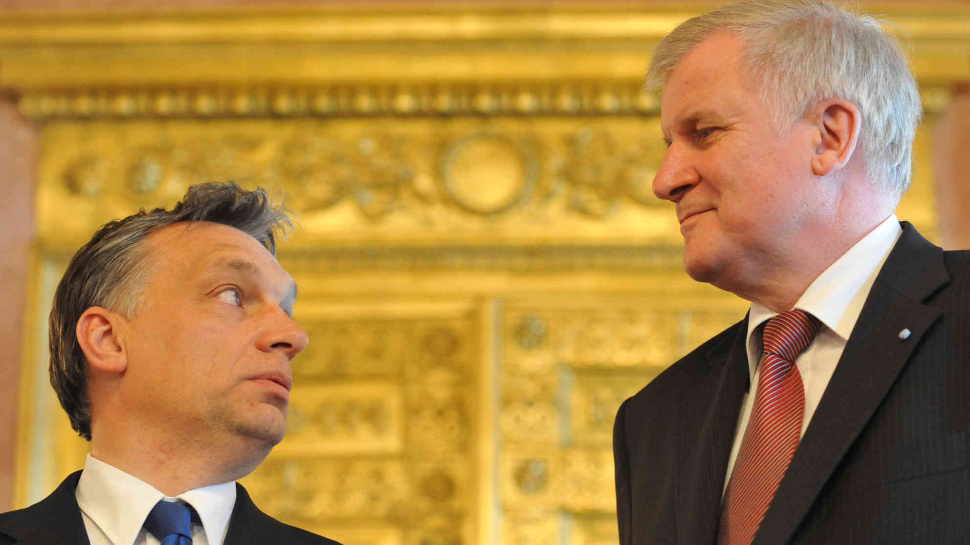 Ungarns Ministerpräsident Viktor Orban empfängt Horst Seehofer am 04.03.2016 in Budapest. Dieses Bild stammt von einem Besuch Orbans in Bayern im Jahr 2012. Foto: picture-alliance | dpa