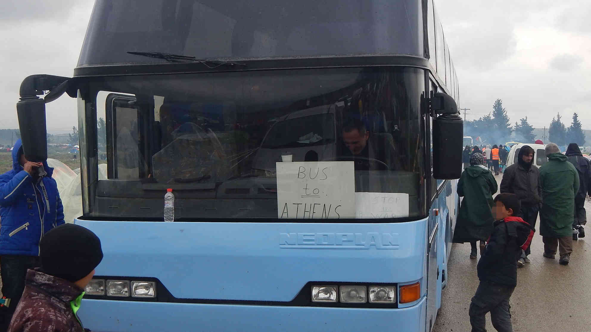 Bus nach Athen - nicht jeder Flüchtling kann sich die Fahrt um € 25,-- leisten. Foto: BR | Schaban Bajrami