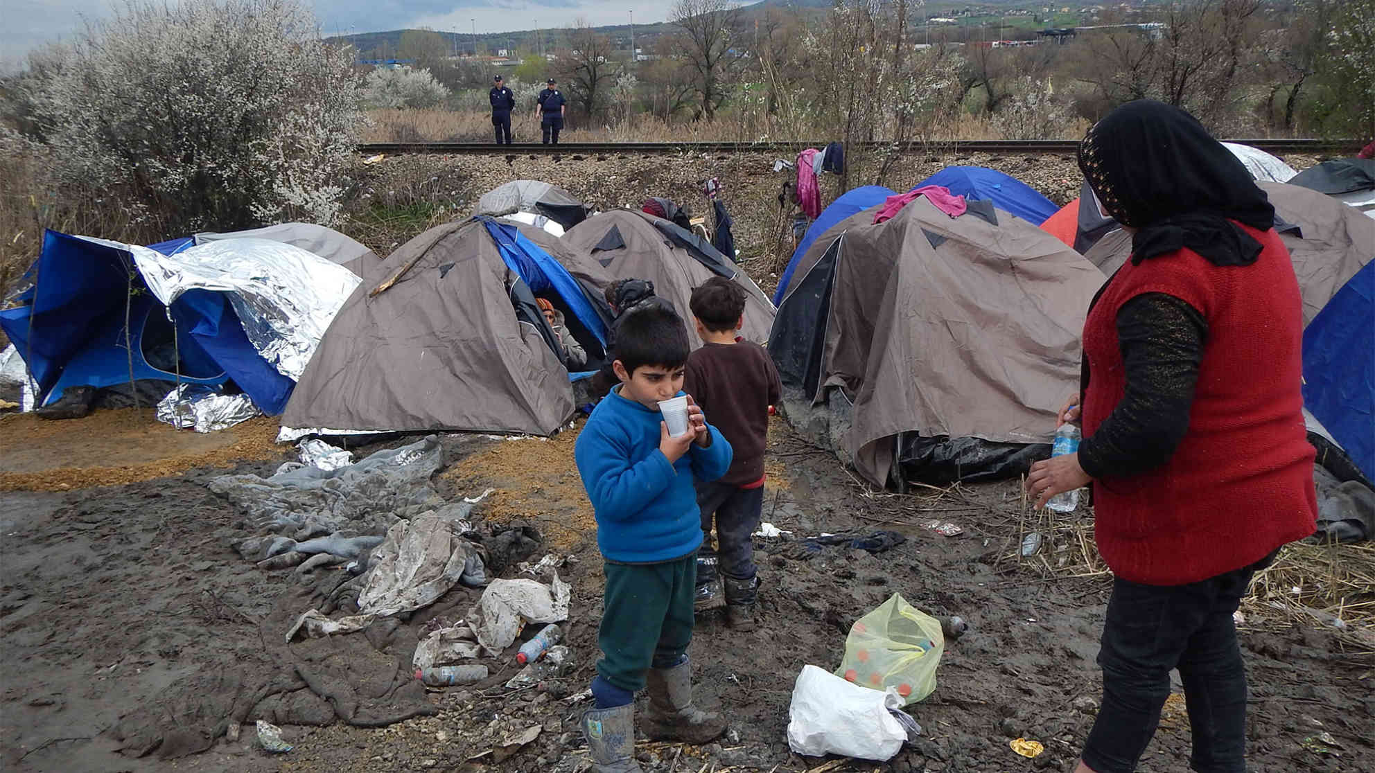 Etwa 400 Flüchtlinge weigern sich in das Lager zu gehen. Stattdessen kampieren sie in kleinen Zelten im Niemandsland zwischen Mazedonien und Serbien. Foto: BR | Schaban Bajrami
