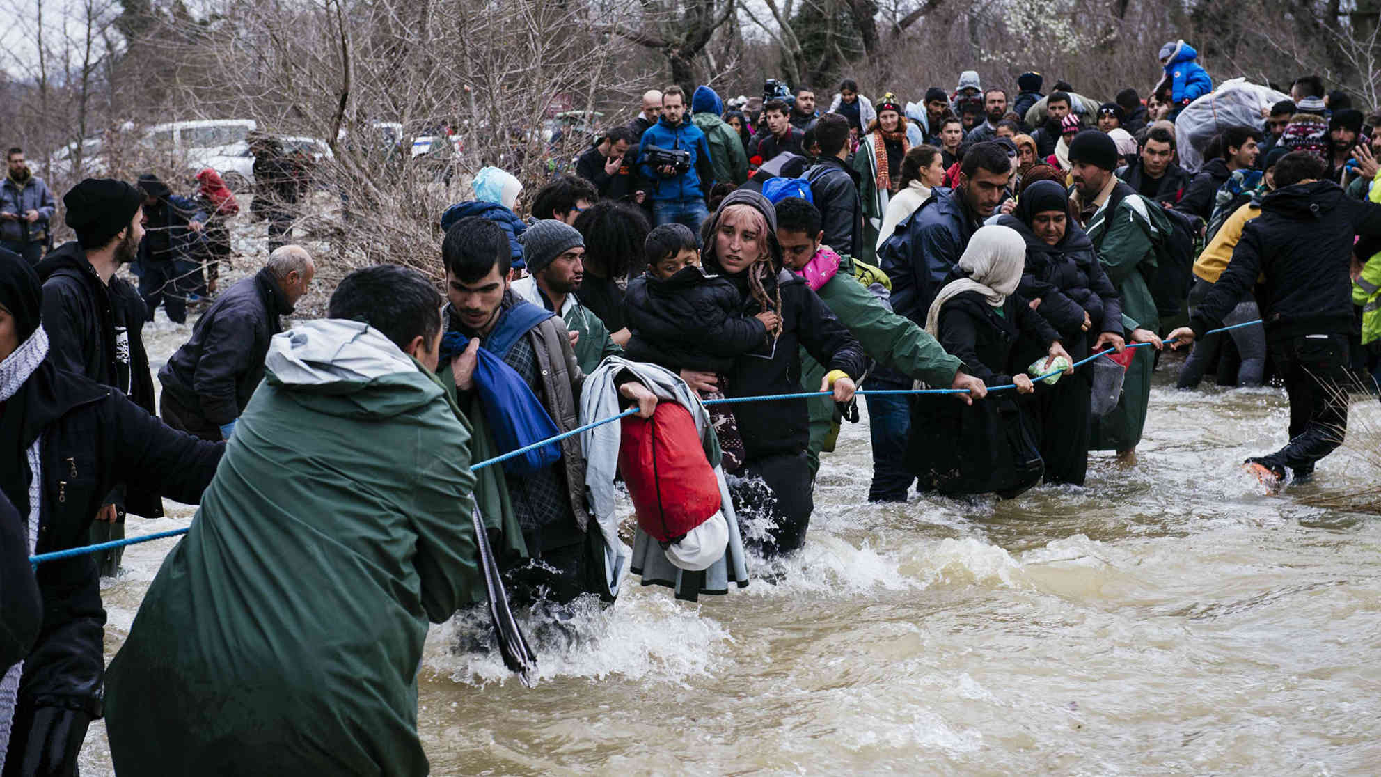 Flüchtlinge versuchen Mazedonien abseits der offiziellen Grenzübergänge zu erreichen. Foto: picture alliance | dpa