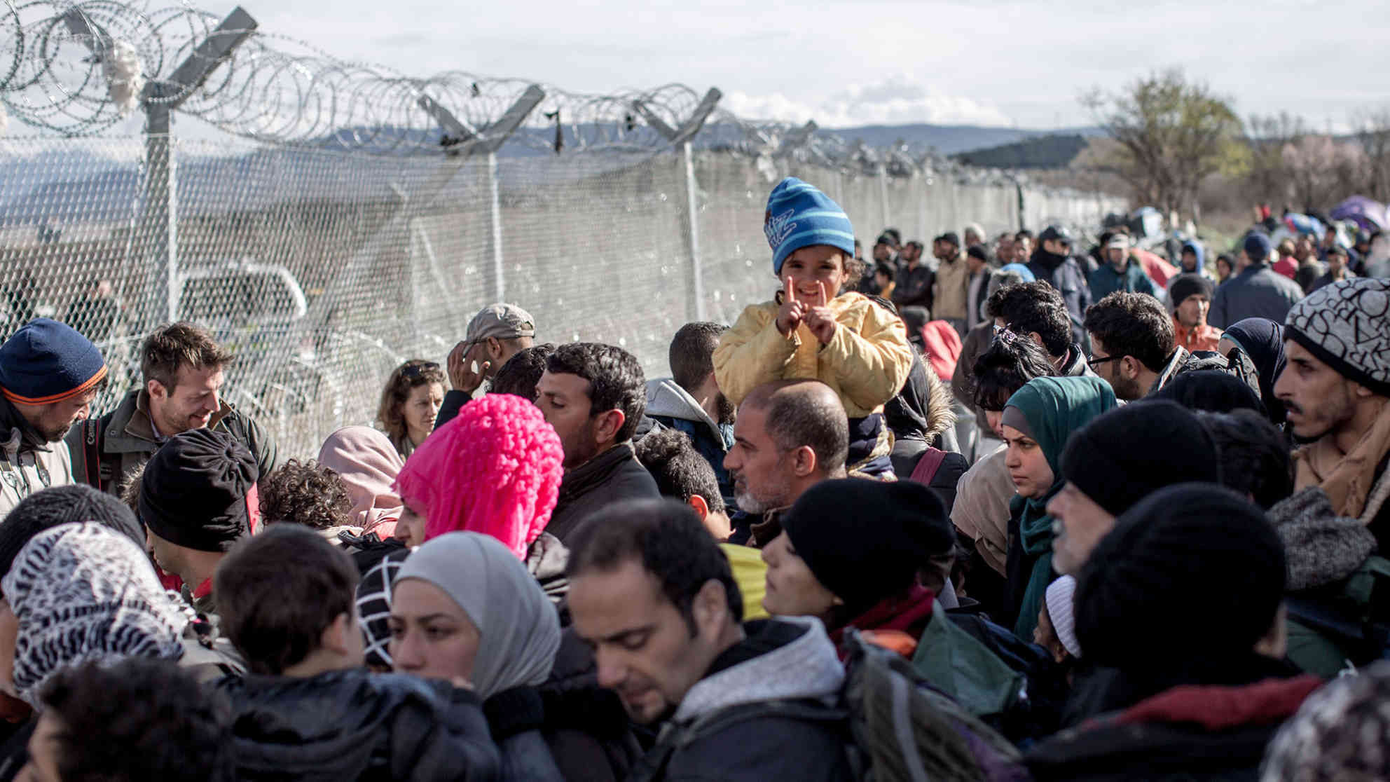 Flüchtlinge am Grenzzaun zwischen Griechenland und Mazedonien. Foto: picture alliance | dpa