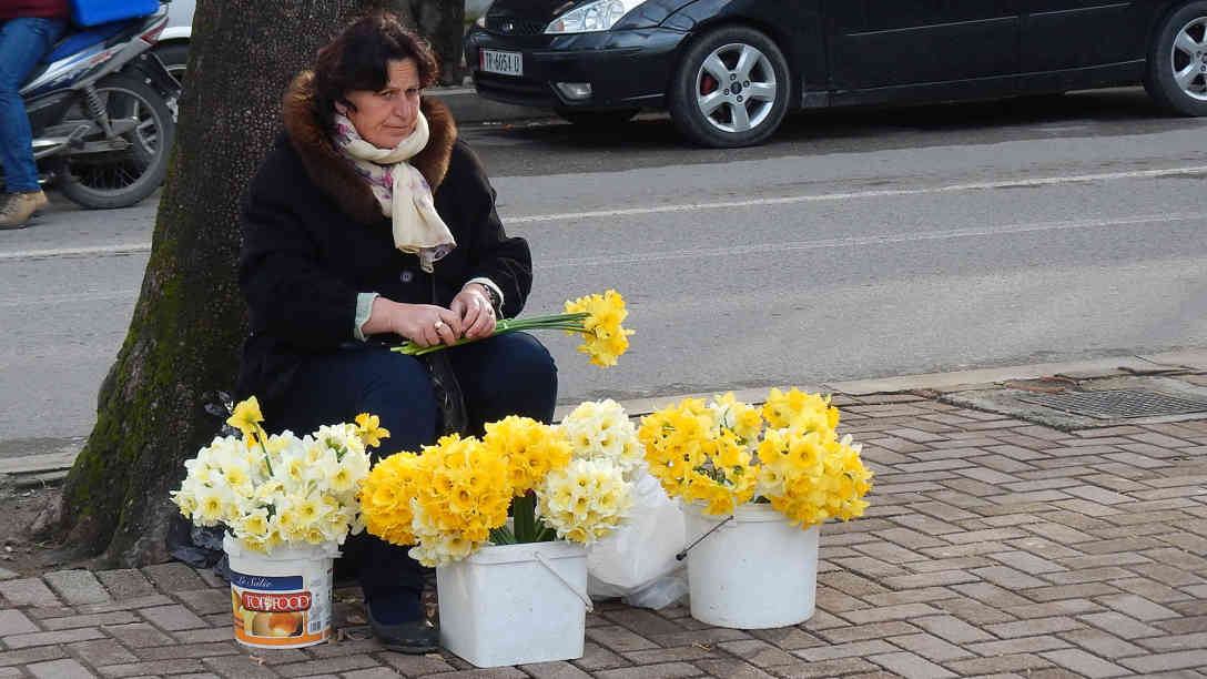 Internationaler Frauentag. Blumenverkäuferin in Albanien. Foto: BR | Astrit Ibro