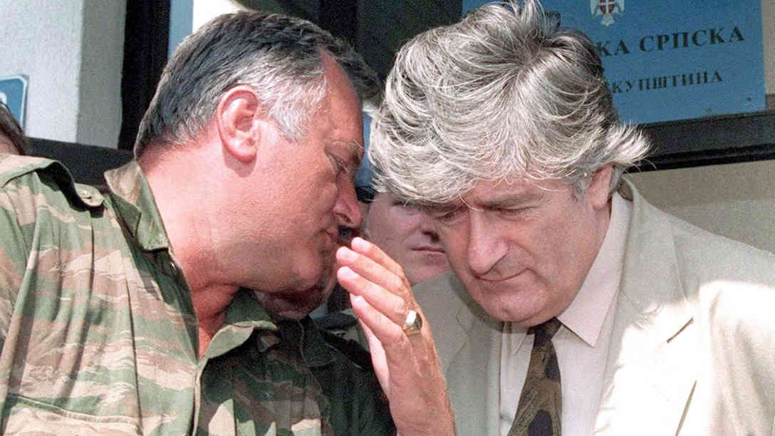 Radovan Karadzic (re.) und sein ehemaliger General, Ratko Mladic bei einem Treffen am 05.08.1993 in Pale. Foto: picture alliance | dpa