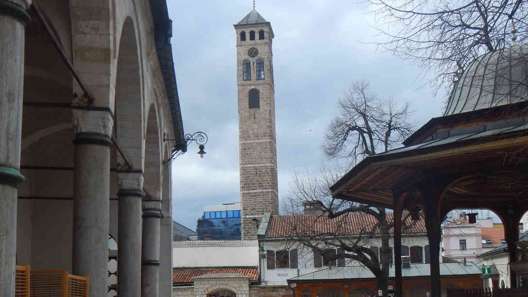 Der Uhrturm - Sahat kula - von Sarajevo gehört zu dem Komplex von der Gazi Husrefbegs Moschee in Sarajevo. Die Moschee gilt im Volk als die Hauptmoschee in Sarajevo. Foto: BR | Eldina Jasarevic