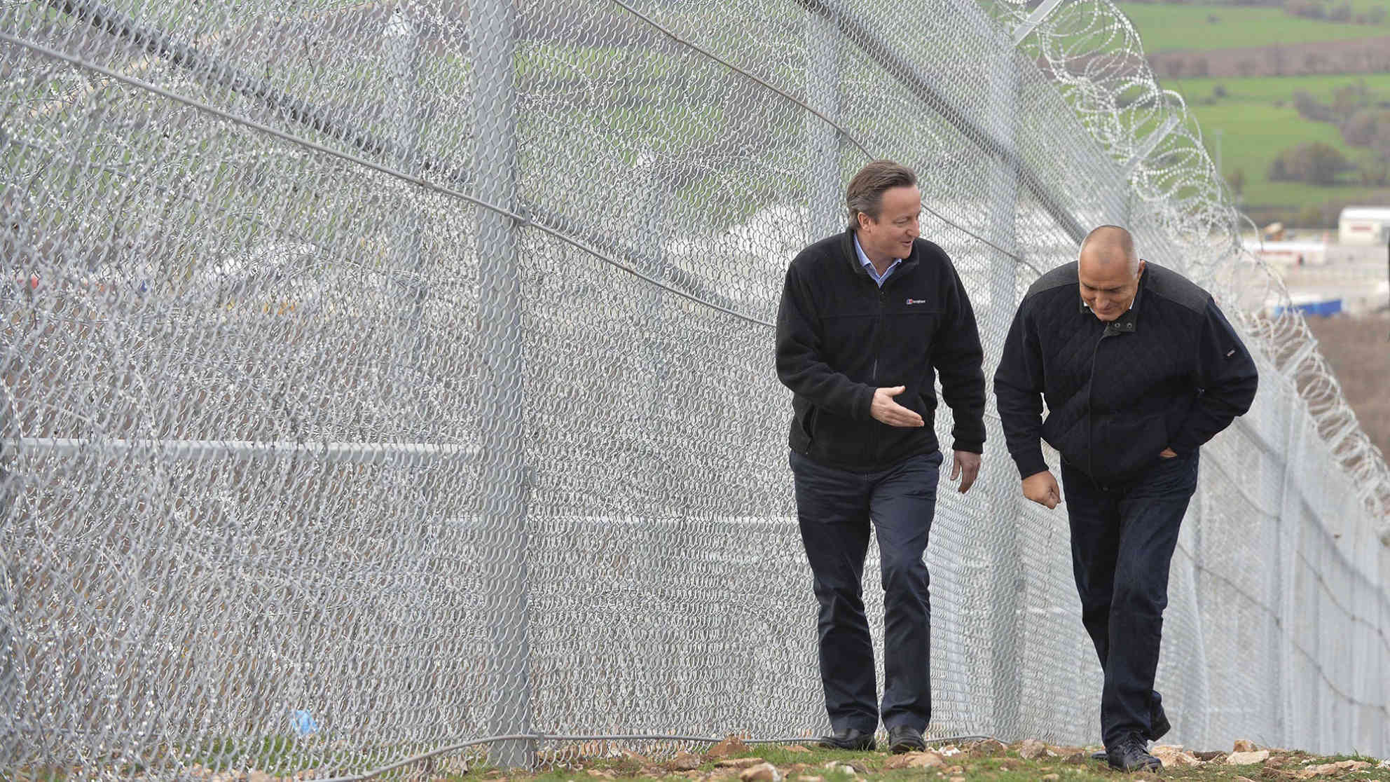 Auch der britische Premier David Cameron machte sich schon zusammen mit seinem bulgarischen Amtskollegen, Boiko Borissow, ein Bild von der Lage vor Ort. Der Zaun wird mit EU Geldern finanziert (04.12.15). Foto: picture alliance/dpa