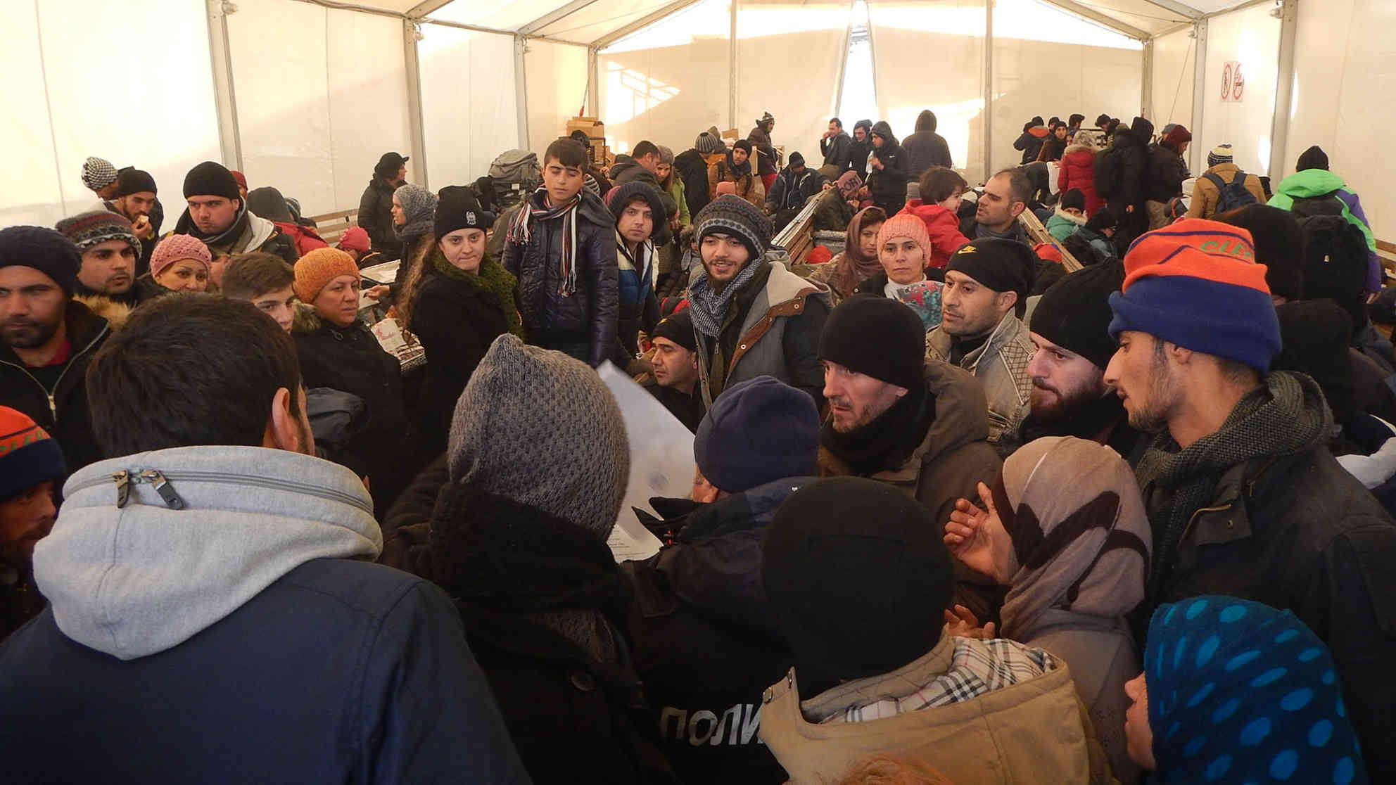 Noch immer befinden sich viele Flüchtlinge auf der Balkanroute, wie hier am 18.01.16 in Gevgelija/Mazedonien. Foto: BR | Schaban Bajrami