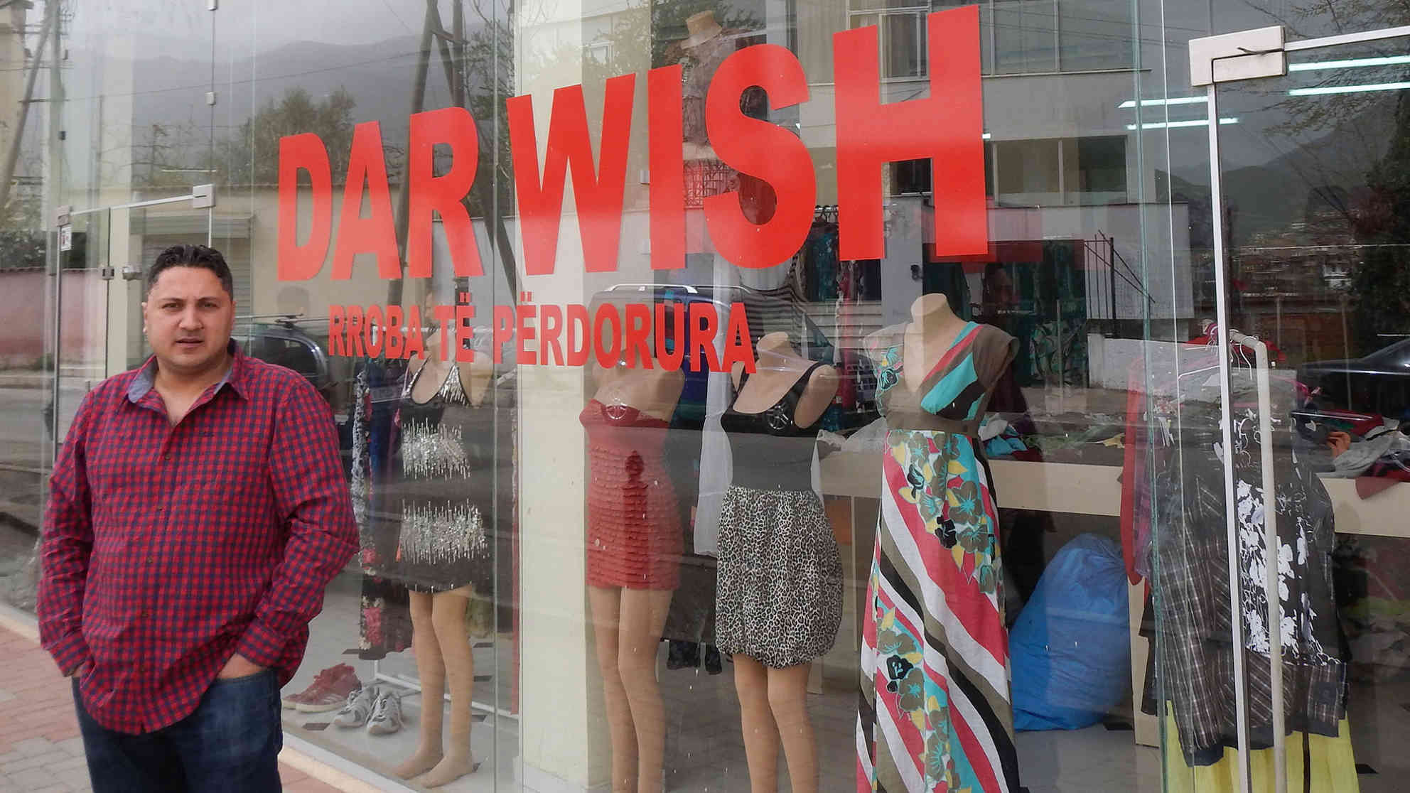 Samer Darwish vor seinem Bekleidungs-Laden in Tirana. Foto: BR | Astrit Ibro