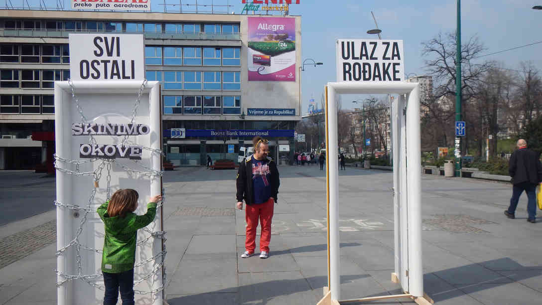 Zwei Türen im Zentrum von Sarajevo - Die für Alle ist verriegelt, die für Verwandte weit offen - Nur wer Vitamin B (Beziehungen) hat kommt weiter Foto BR| Eldina Jasarevic