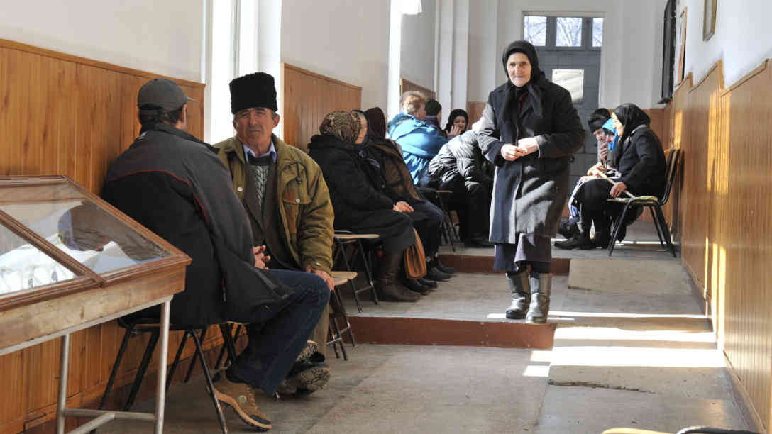 In Schulgebäuden drängelt sich nicht selten das halbe Dorf, wenn die freiwilligen jungen Assistenzärzte aus Bukarest in improvisierten Praxen einen kostenlosen Gesundheits-Check-Up anbieten. Foto: Claudia Negrea