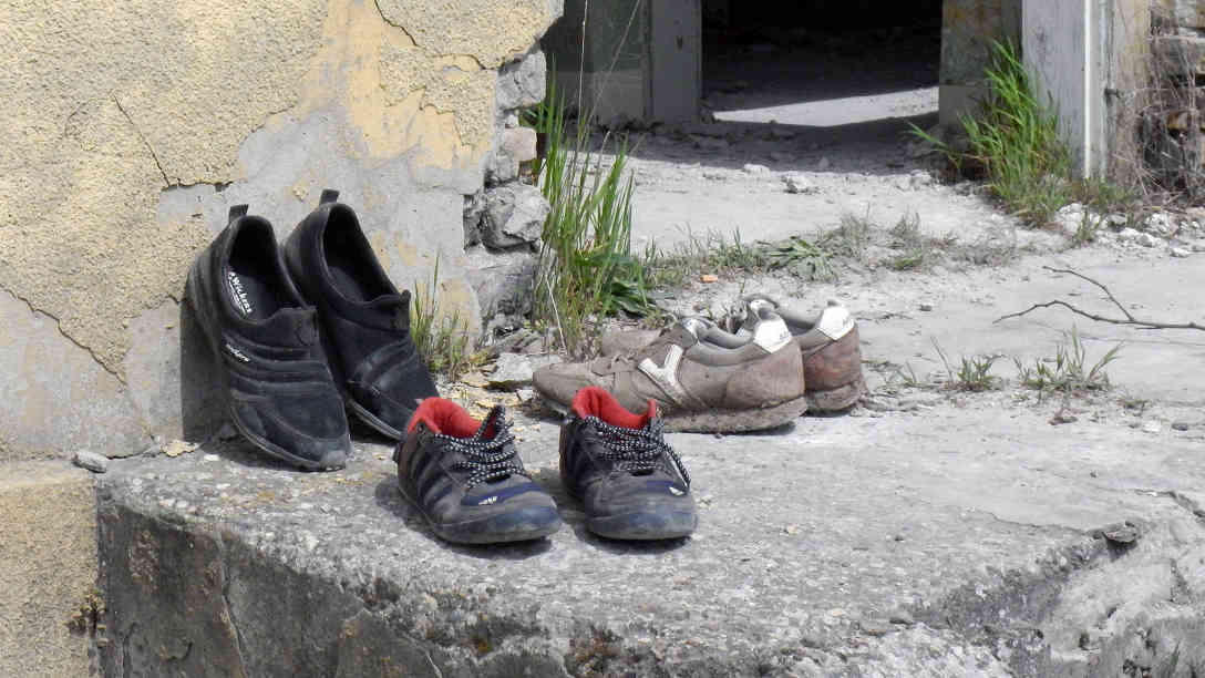 Strapazierte Schuhe - nicht jeder Versuch, durch den Zaun nach Ungarn zu gelangen ist auch gleich erfolgreich. Foto: BR | Dejan Stefanovic