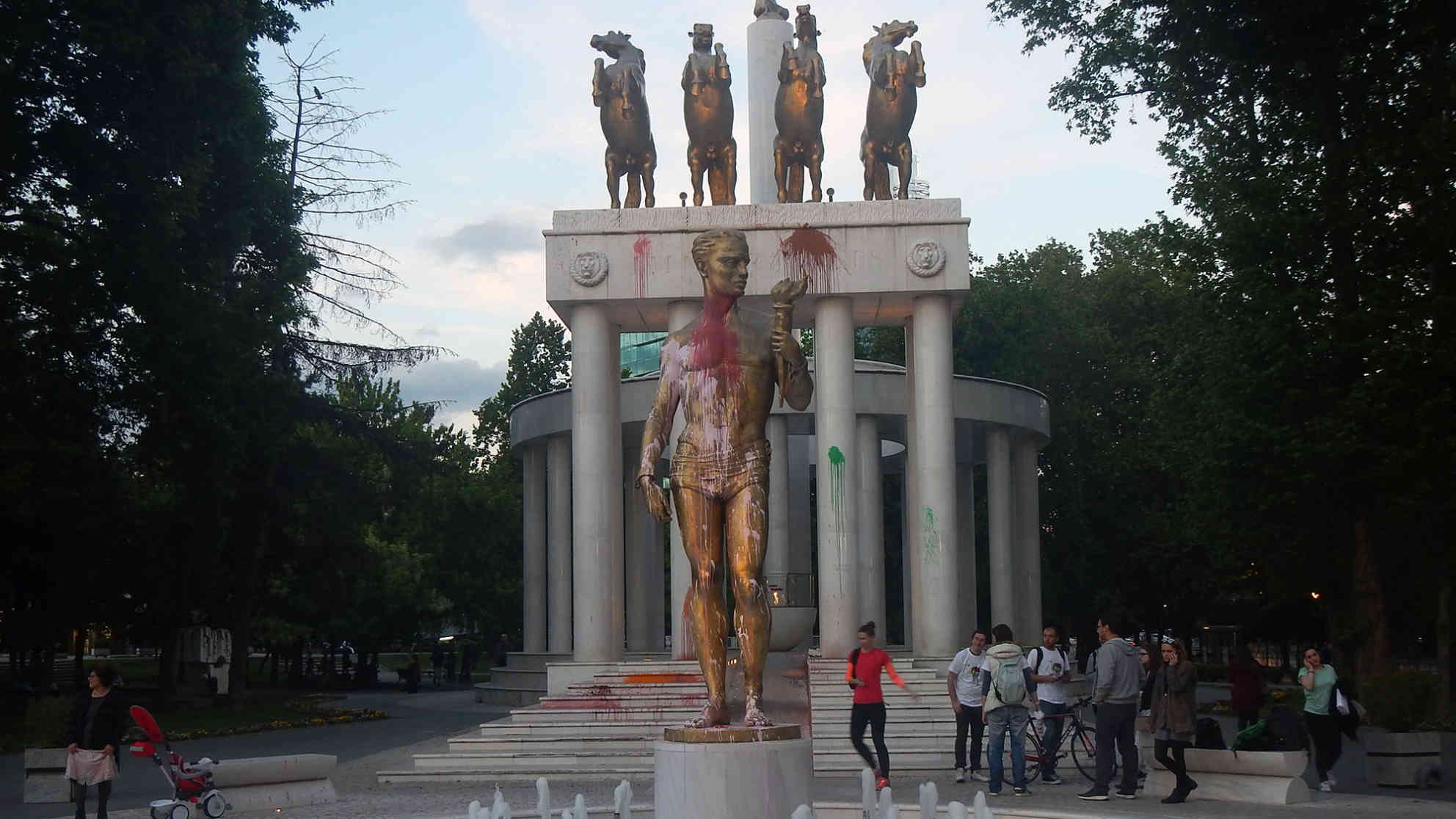 Die Statue des Prometeus und die ewige Flamme für die Gefallenen Mazedoniens als Ziel der 'bunten Revolution'. Foto: BR | Sasko Golov