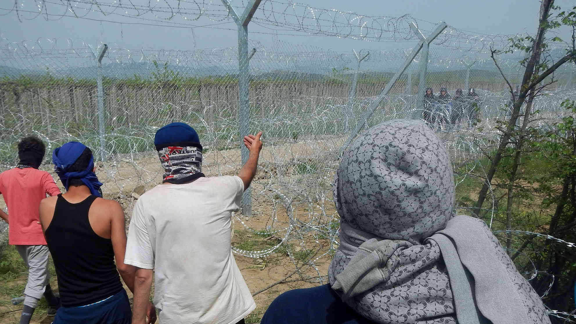 Einige Jugendliche versuchen am Grenzzaun die mazedonischen Polizisten zu provozieren. Foto: BR | Schaban Bajrami