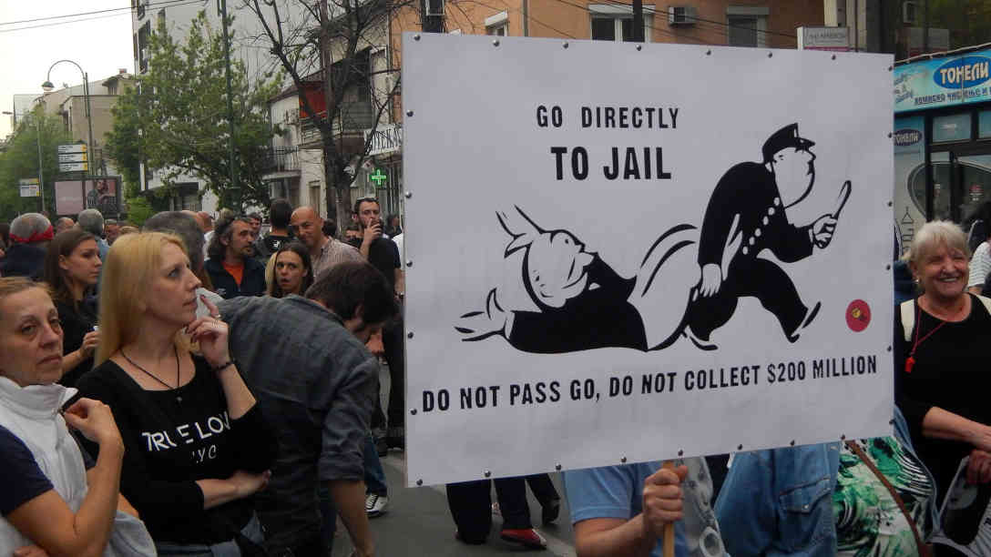 Die Demonstranten machen die Regierung für das Veruntreuen von Millionen ohne Konsequenzen für die involvierten Politiker verantwortlich. Foto: BR | Schaban Bajrami