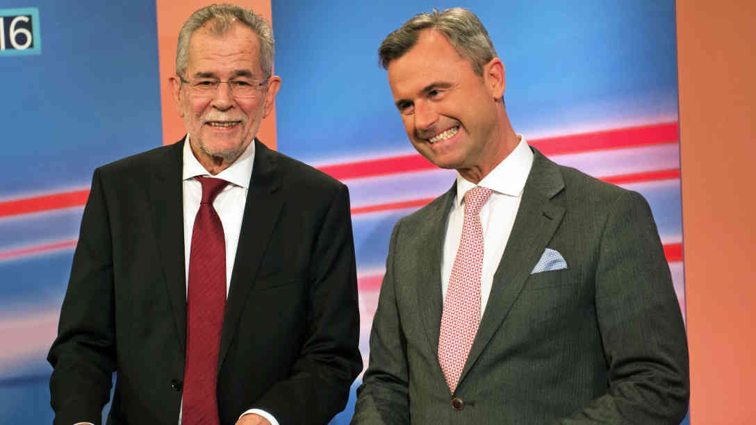 Wahlsieger Norbert Hoher(rechts) und der Zweitplatzierte Alexander Van der Bellen müssen am 22. Mai 2016 in die Stichwahl. Foto: picture-alliance | dpa