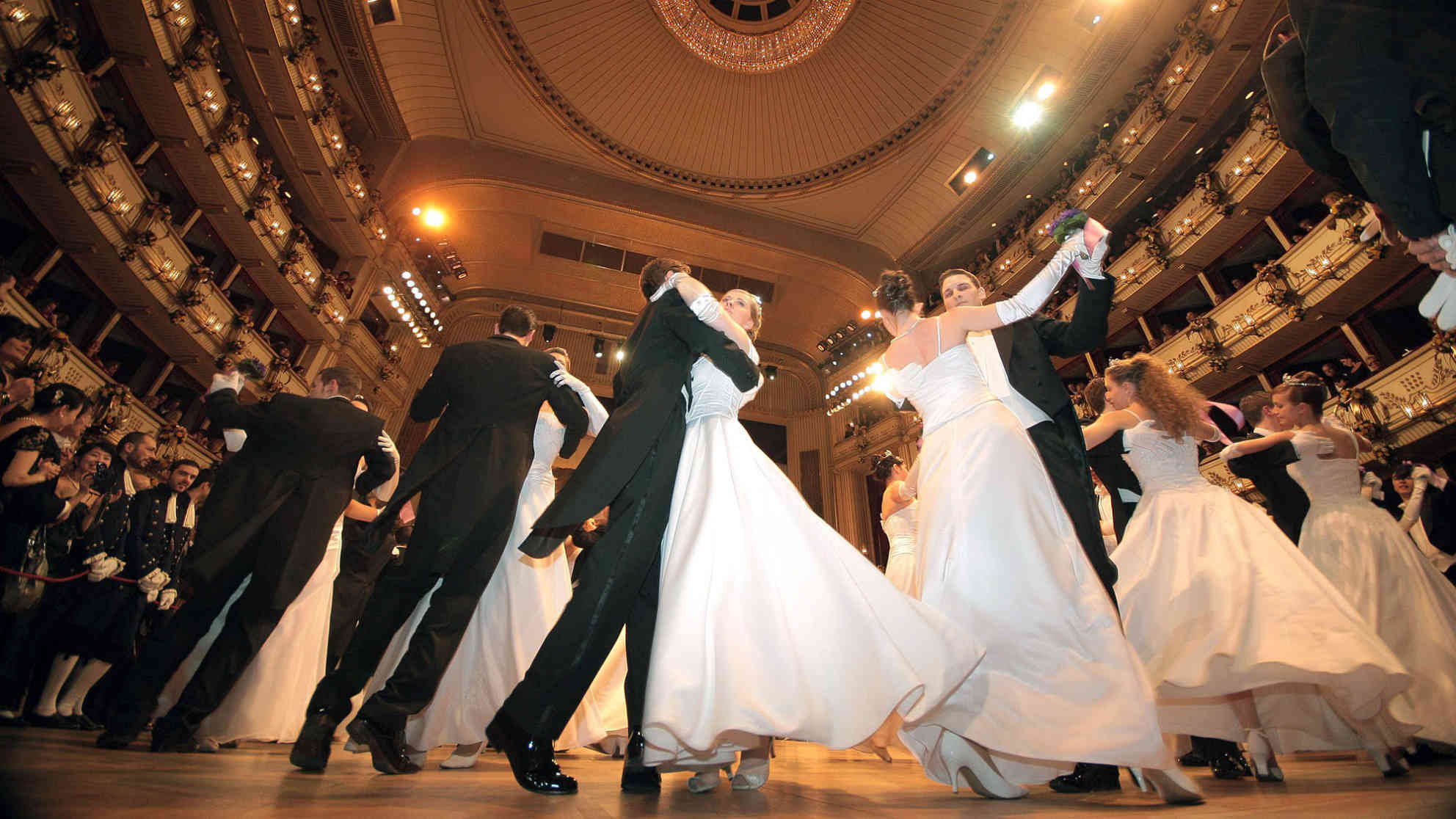 Wiener Opernball 2009 - Eröffnung durch die DebütantInnen. Foto: picture-alliance | dpa