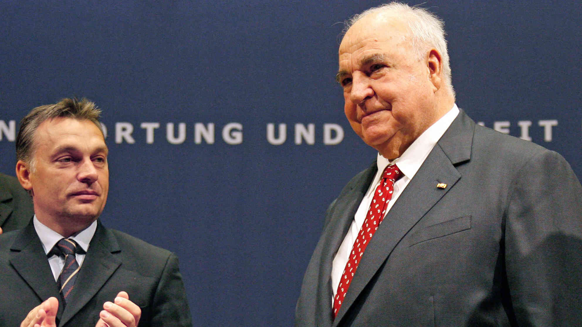 Helmut Kohl (re.) und Viktor Orban nehmen am 30.06.2006 am Europäischen Jugendkongress in Leipzig teil. Foto: picture alliance | dpa