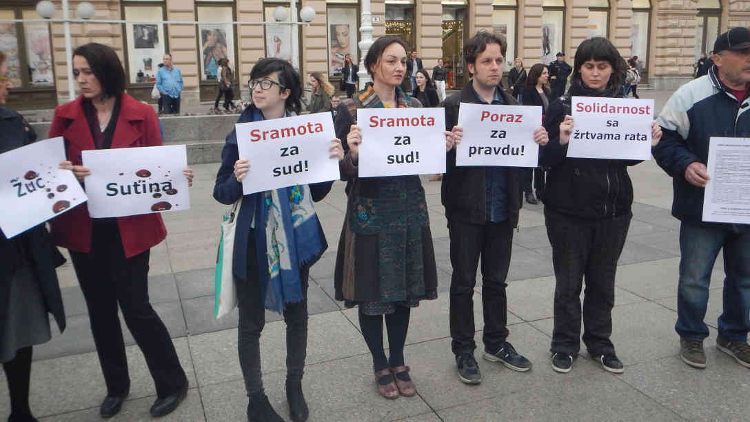 ,,Schande für das Gericht – Niederlage für die Gerechtigkeit - Solidarität mit Kriegsopfern''. Foto: BR | Stjepan Milic