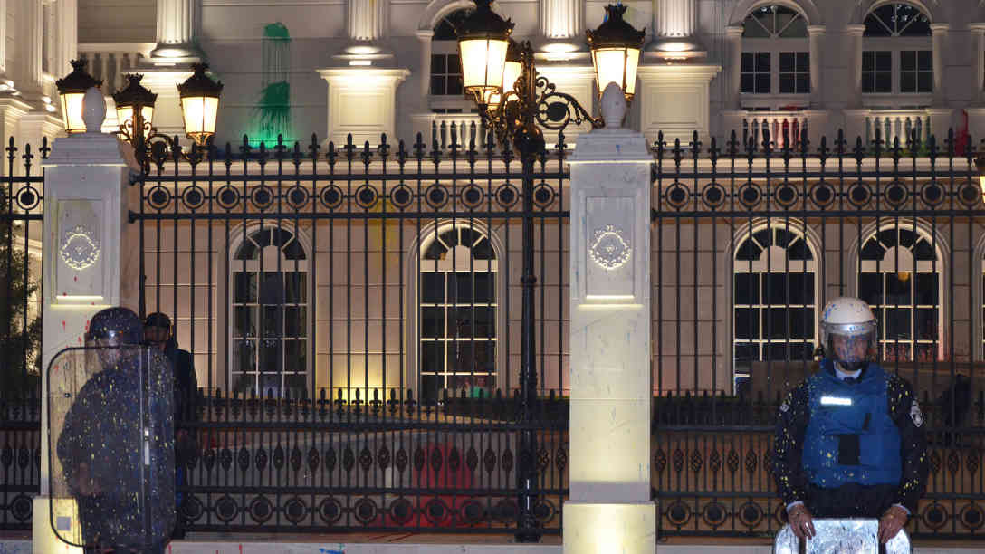 Seit Tagen wird das Regierungsgebäude Abend für Abend mit Farbbeuteln beworfen. Foto: BR | Sasko Golov